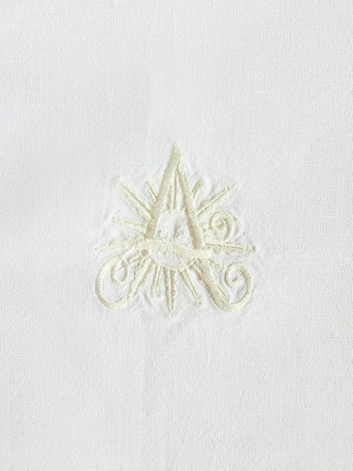 Coupon tissu broderie dorée 52% lin et 48% coton