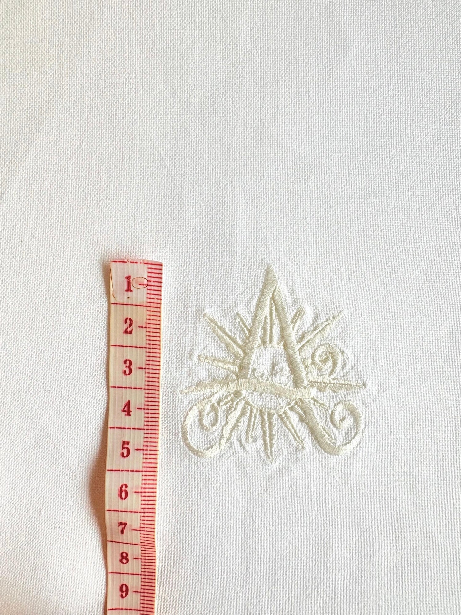 Coupon tissu broderie dorée 52% lin et 48% coton