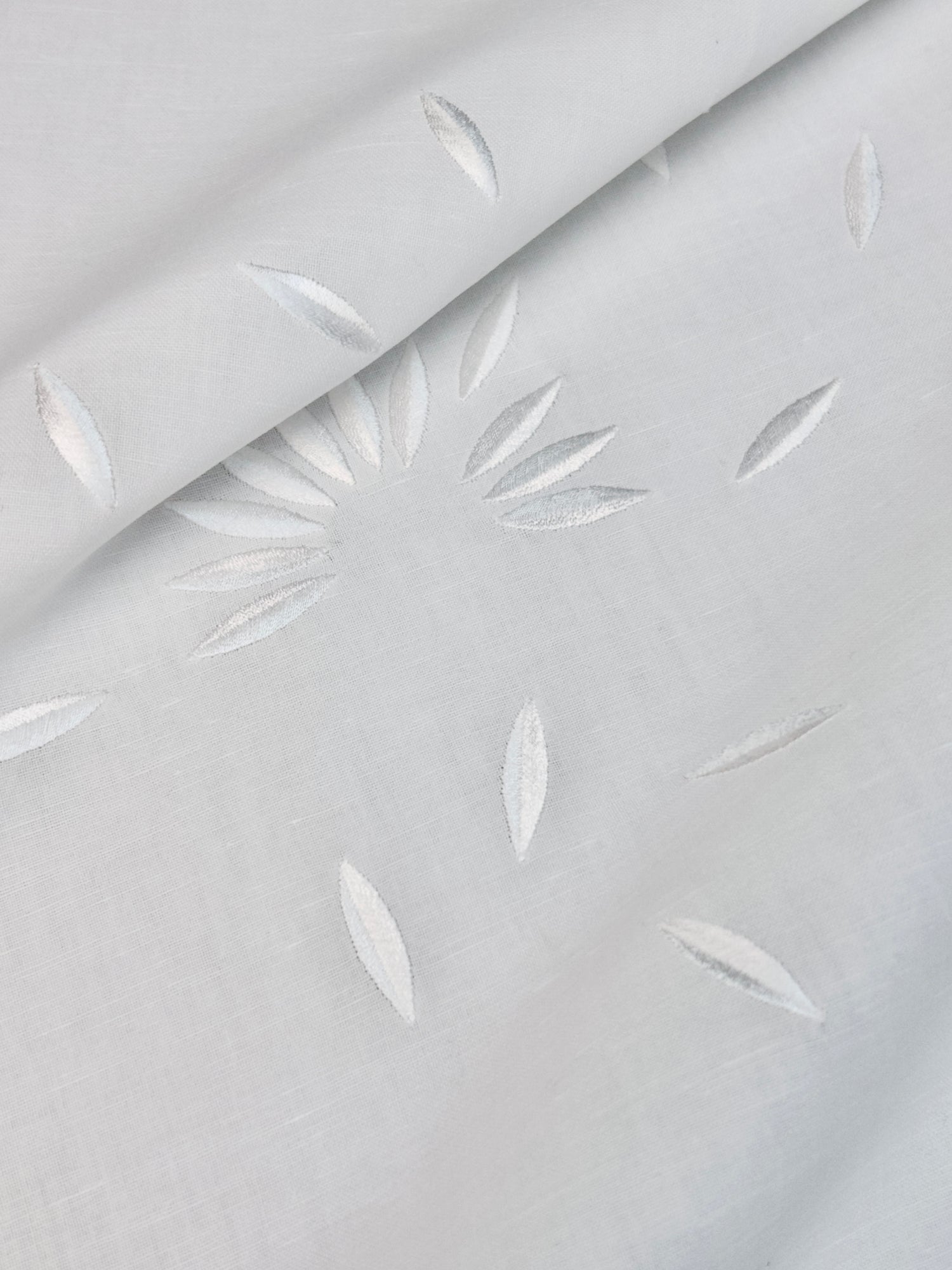 Coupon tissu broderie argentée – Toile 52% lin 48 % coton