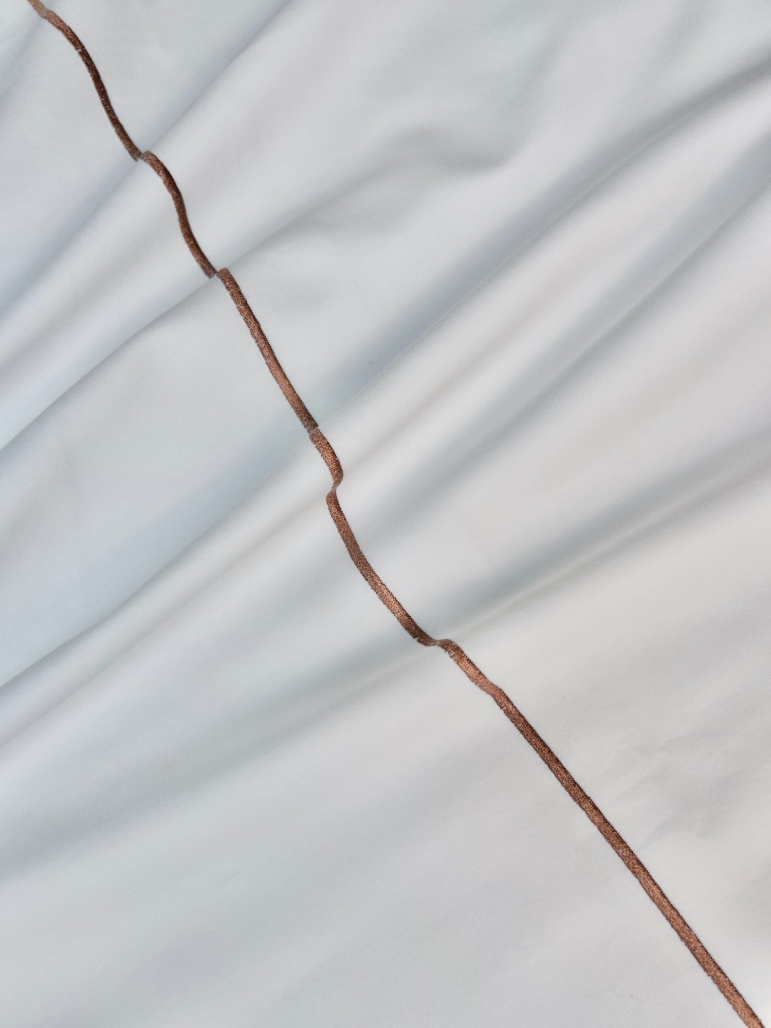 Coupon tissu liseré bronze satin blanc 100% coton