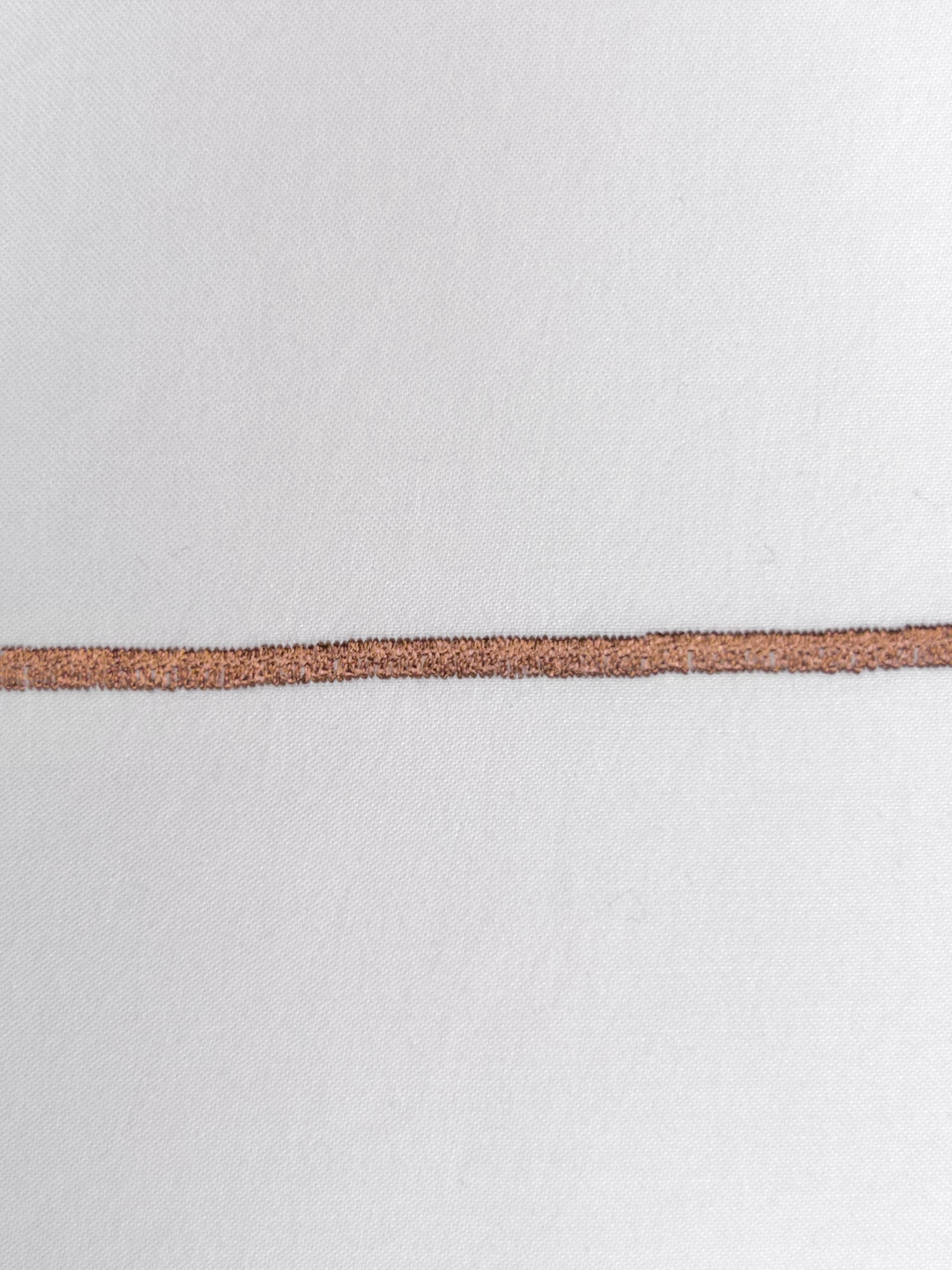 Coupon tissu liseré bronze satin blanc 100% coton