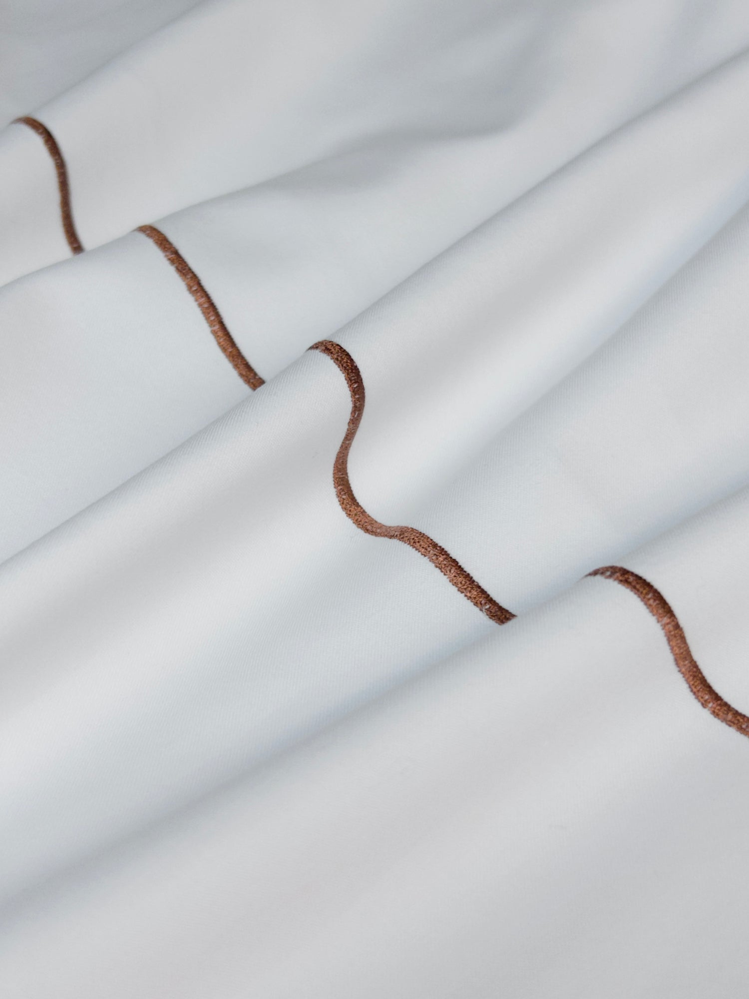 Coupon tissu liseré bronze satin blanc 100% coton