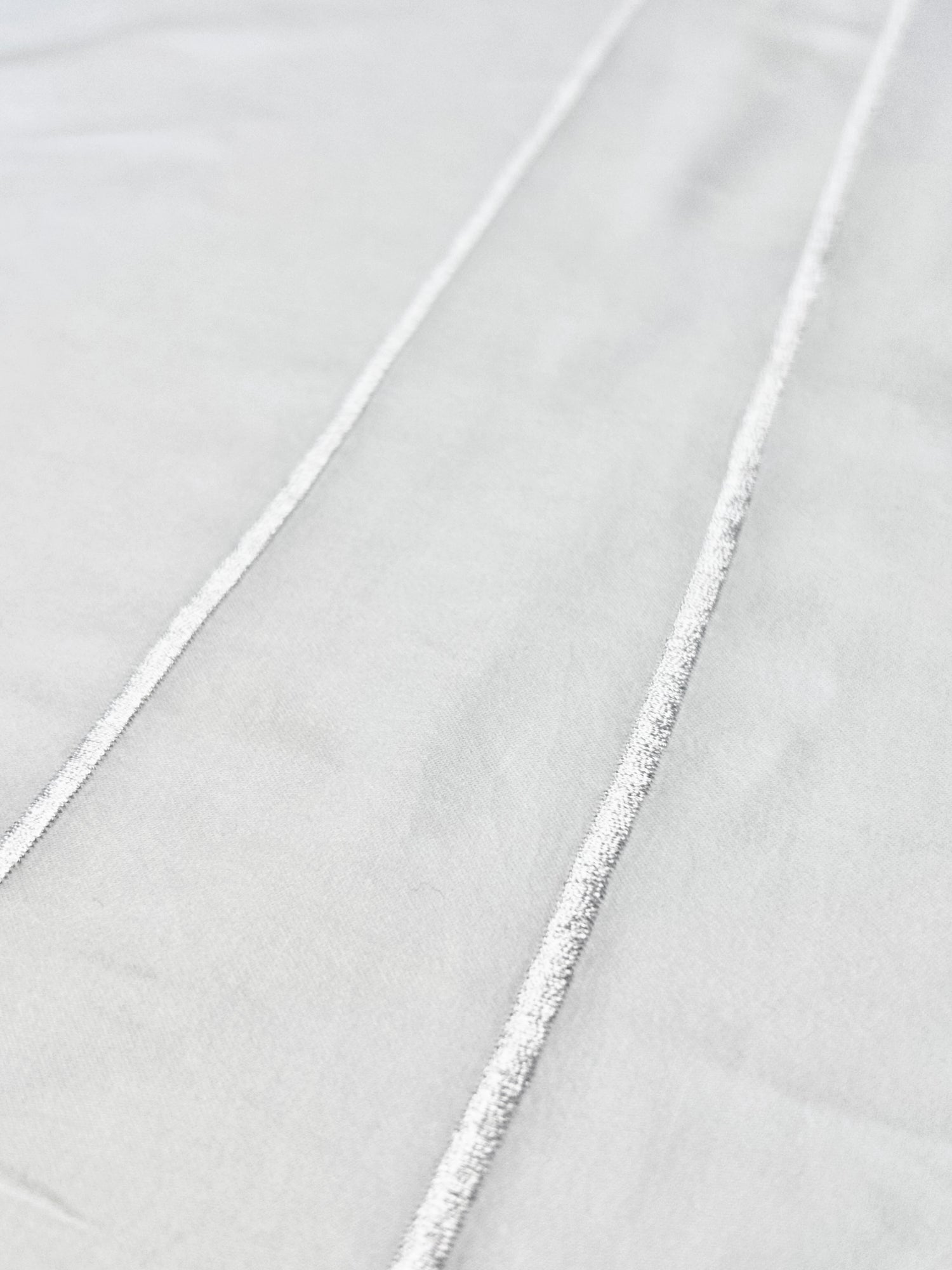 Coupon tissu liseré double argent satin 100% coton