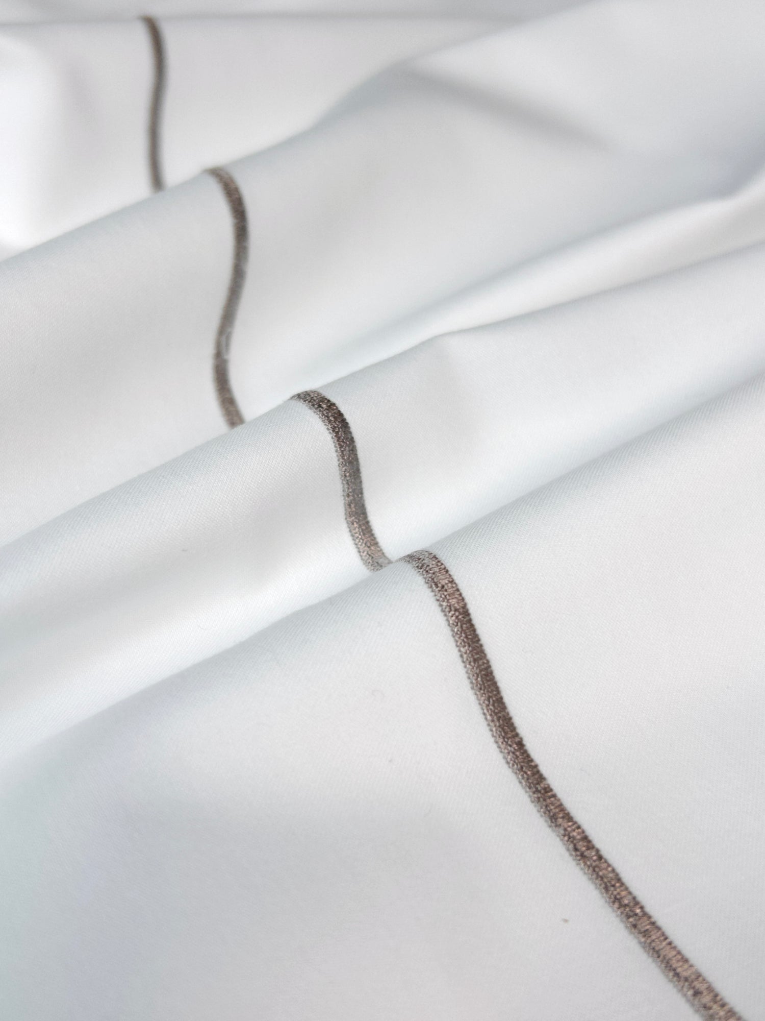 Coupon tissu liseré taupe satin 100% coton