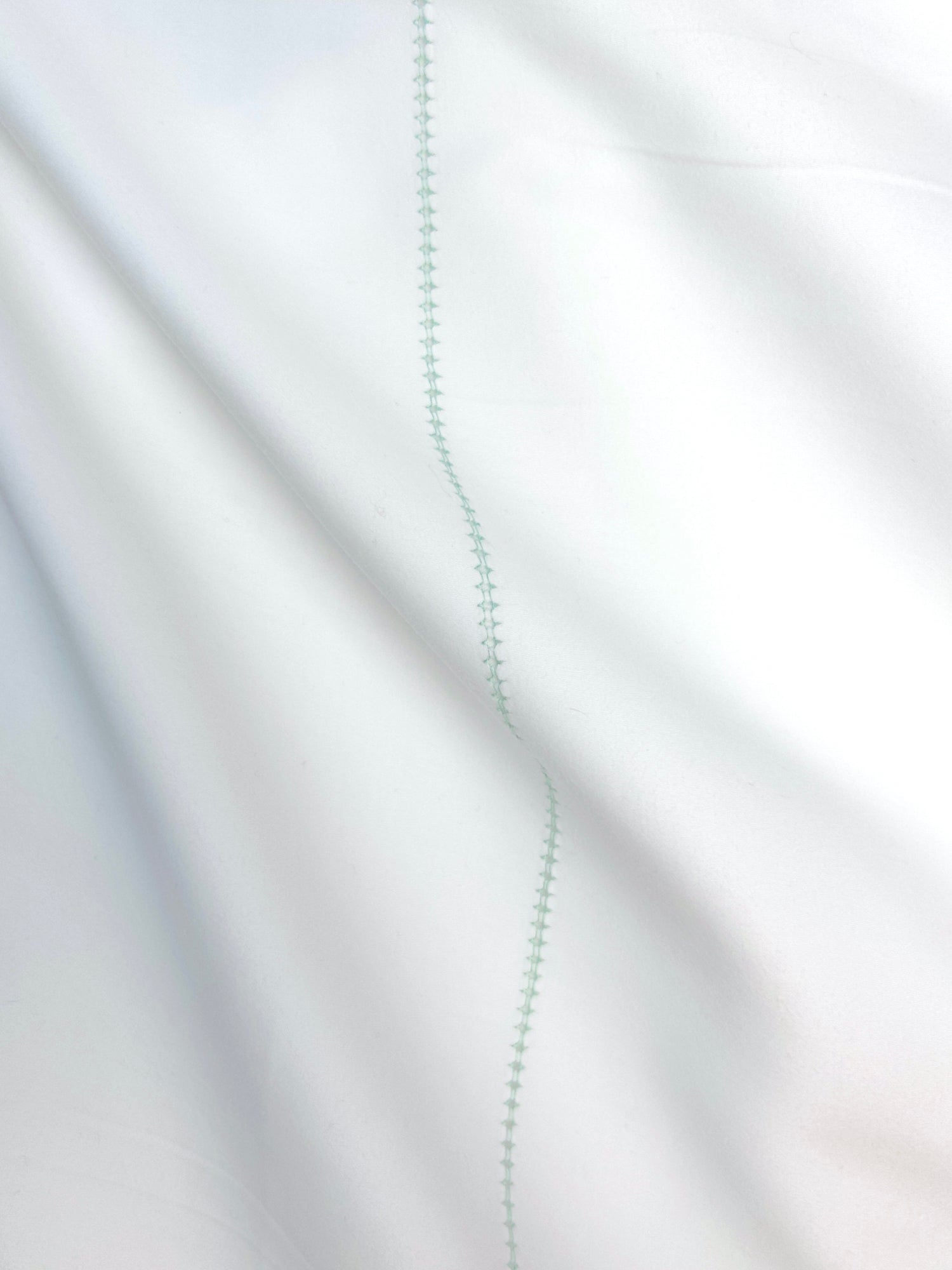Coupon tissu liseré ajouré vert satin blanc 100% coton