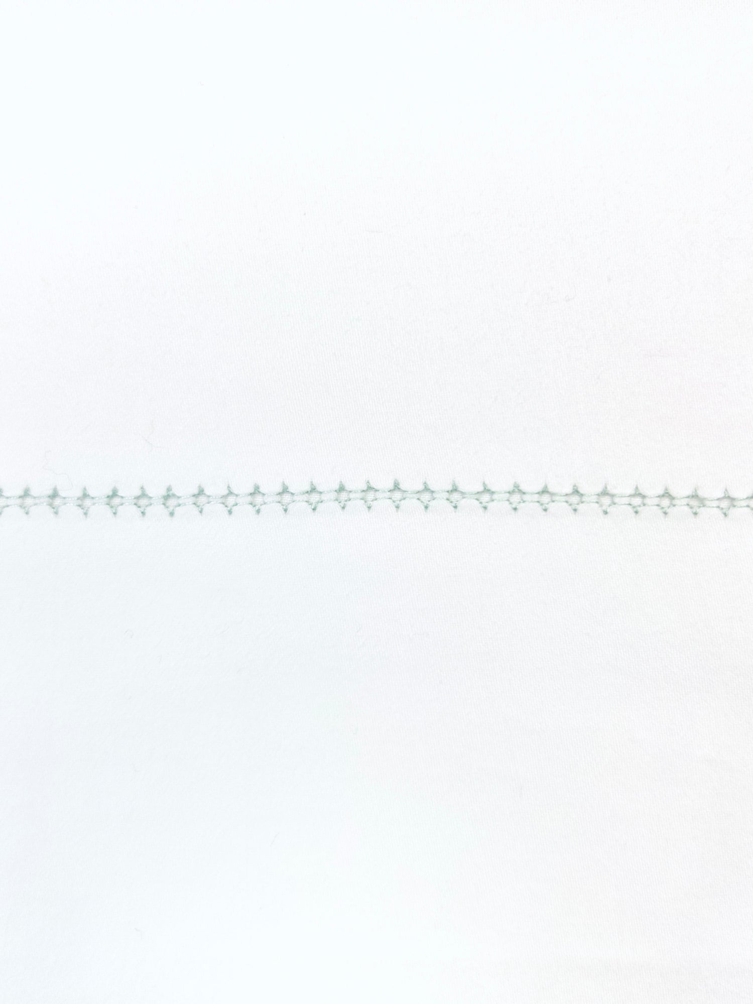 Coupon tissu liseré ajouré vert satin blanc 100% coton