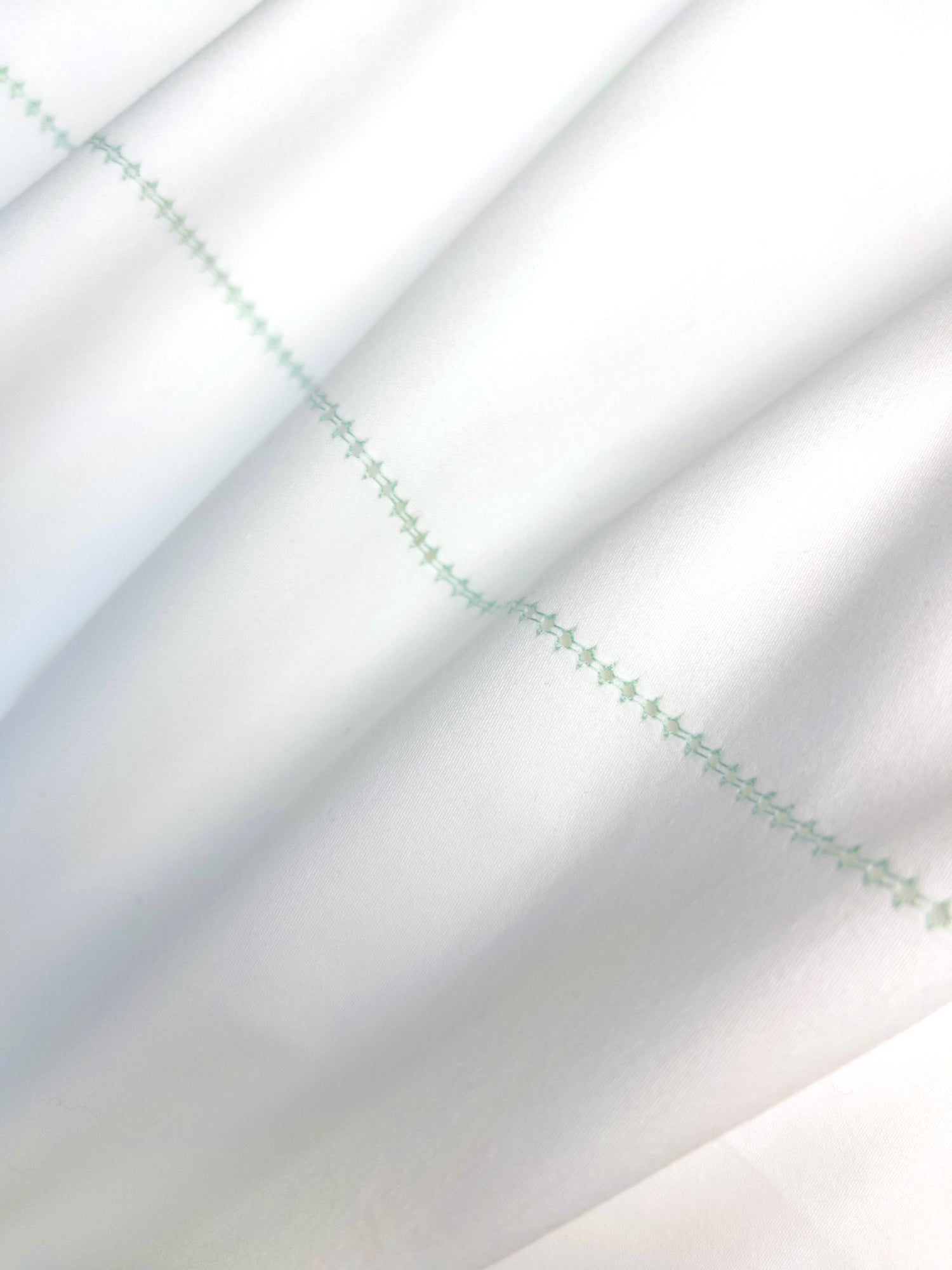 Coupon tissu liseré ajouré vert satin blanc 100% coton