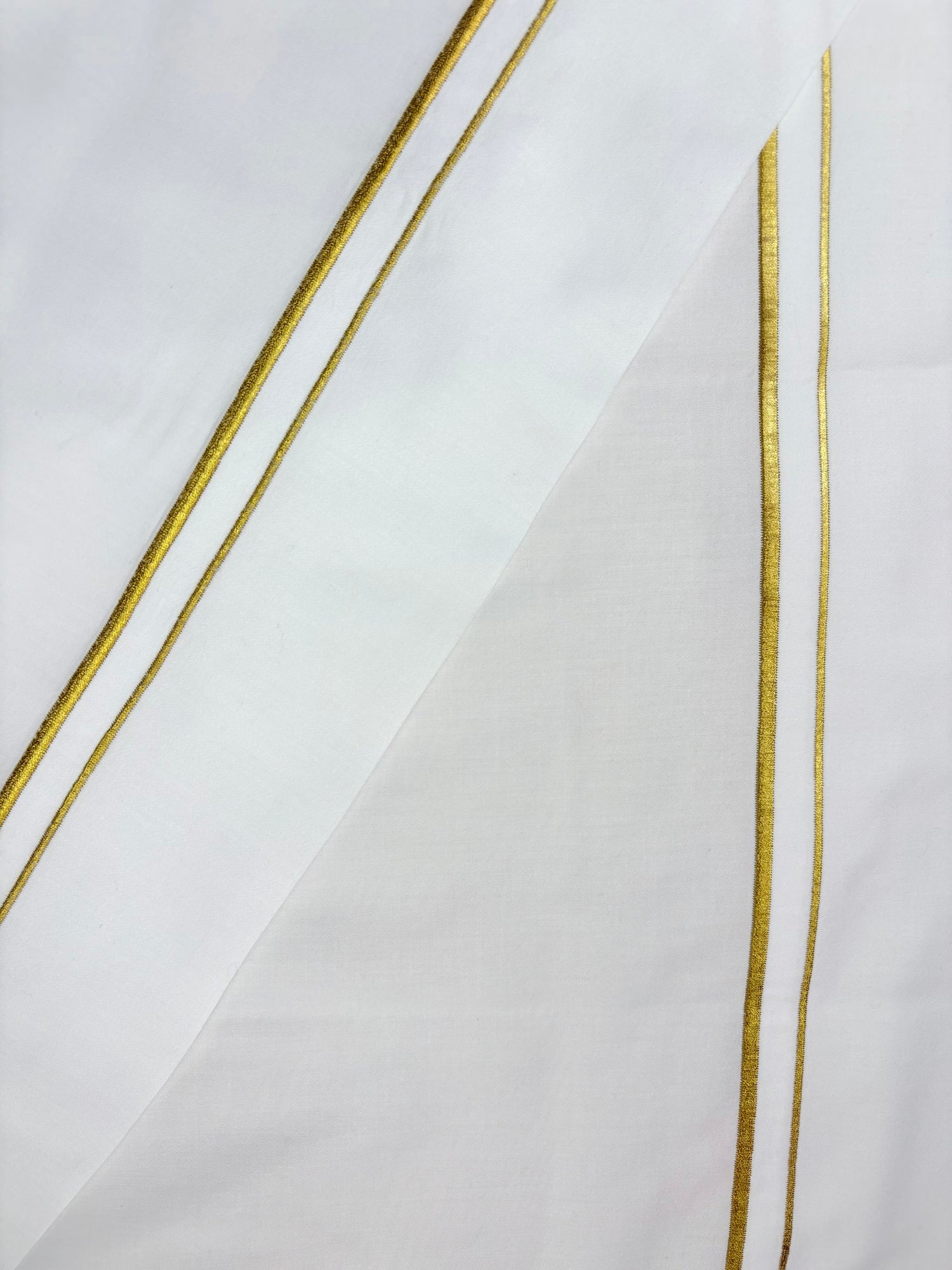 Scampolo di tessuto di raso bianco, 100% cotone – doppio bordo dorato – 110 x 160 cm – Riciclato – Usato