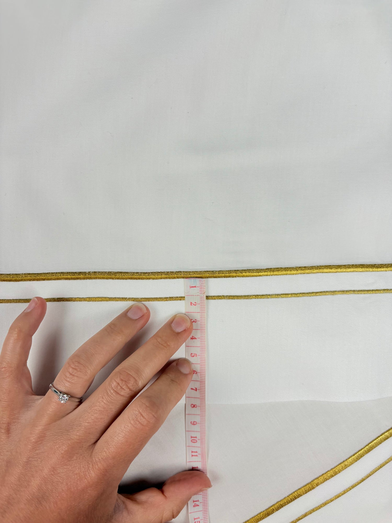 Scampolo di tessuto di raso bianco, 100% cotone – doppio bordo dorato – 110 x 160 cm – Riciclato – Usato