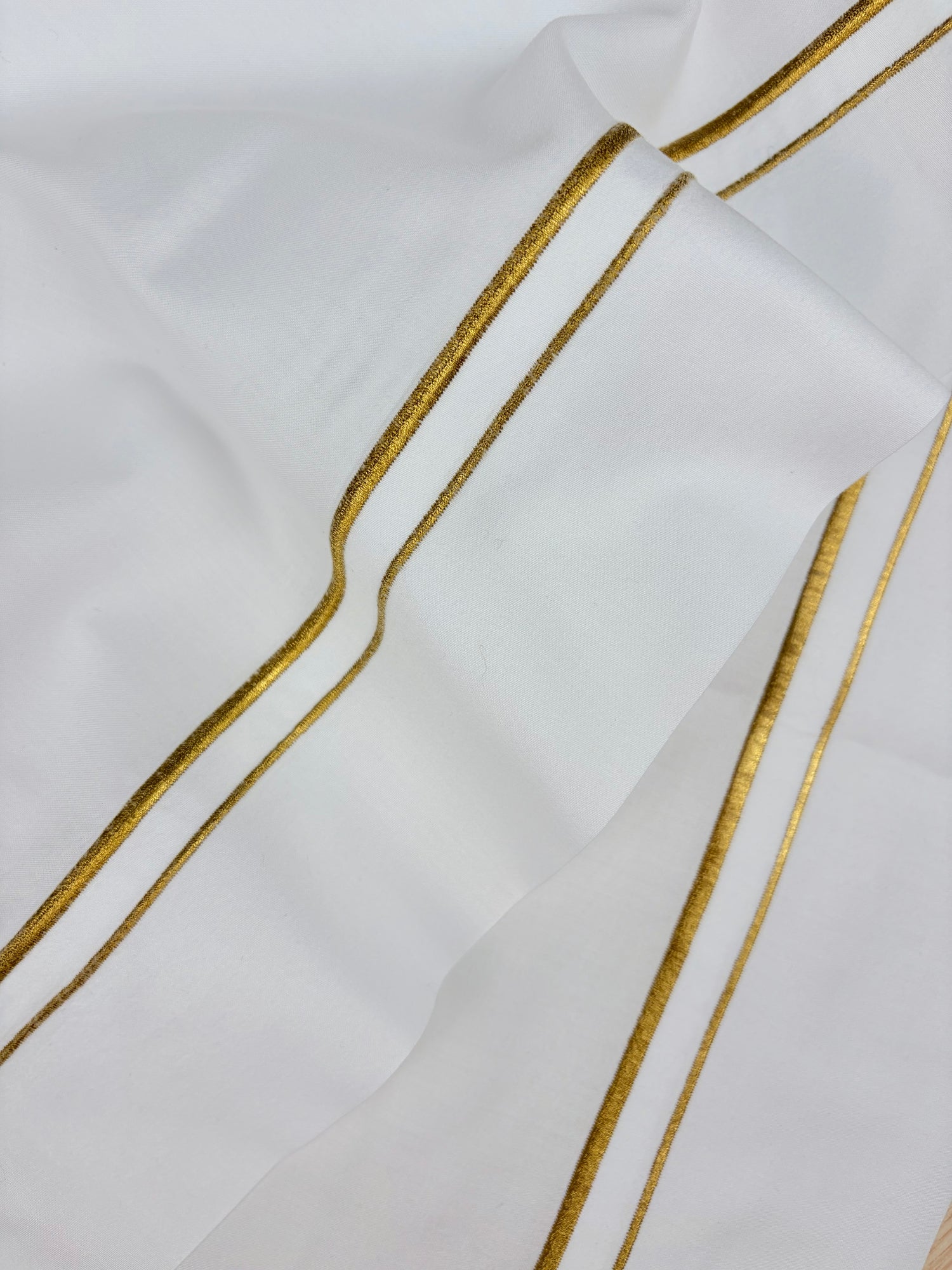 Scampolo di tessuto di raso bianco, 100% cotone – doppio bordo dorato – 110 x 160 cm – Riciclato – Usato