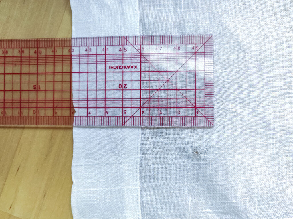 Trou sur le bord d'une nappe à upcycler de 100x100 cm