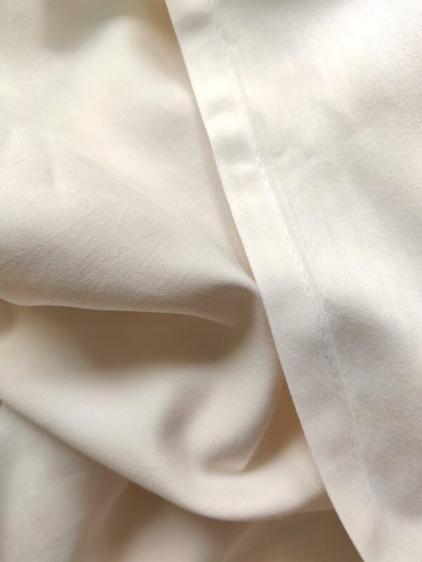 Coupon tissu satin peigné 100% coton crème - 140 x 200 cm - Upcycling - Seconde Main – Image 4
