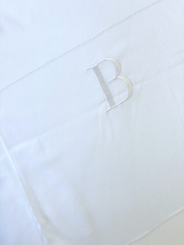 Coupon tissu satin blanc broderies B et liseré ajouré 100% coton - 160 x 190 cm - Upcycling - Seconde Main